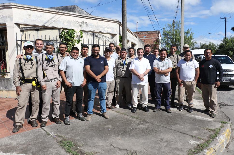 EQUIPO DE TRABAJO. Agentes y enfermeros recorren casa por casa.