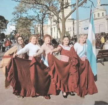 DÚO LUNEROS. Aragón y Romero, voces y guitarras para entonar las zambas más queridas del repertorio.