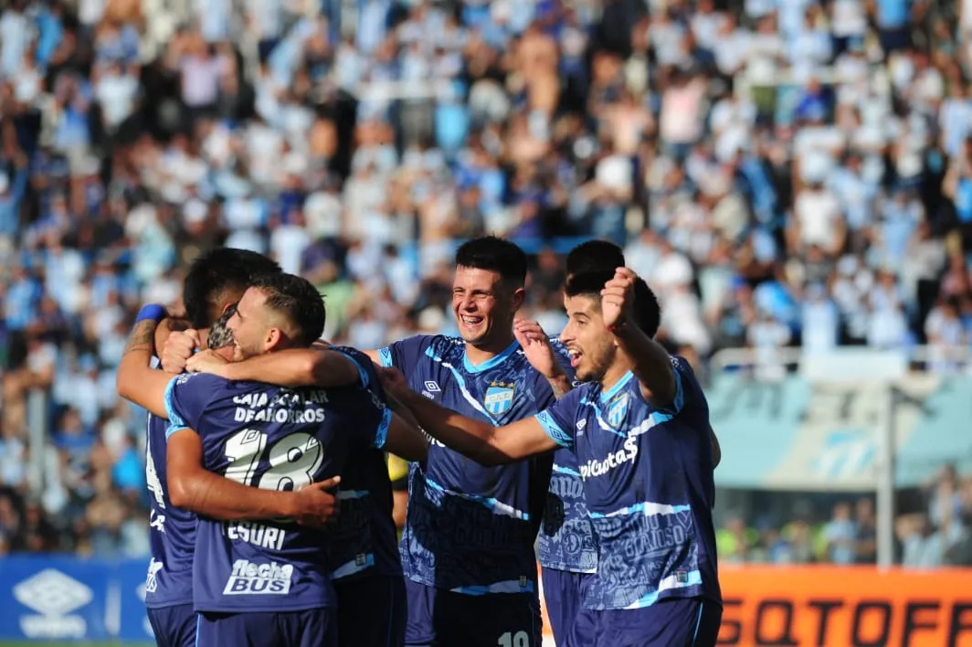 GRITO DE GOL. El decano festejó el primer triunfo del 2024 por Copa de la Liga. Foto: Diego Aráoz - LA GACETA