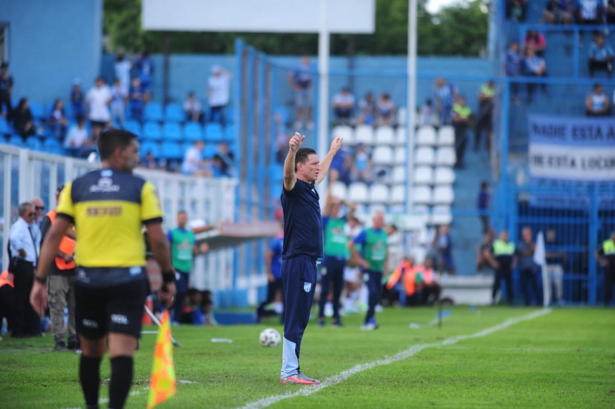 BRAZOS EN ALTO. Por Copa de la Liga, ante Gimnasia, Sava consiguió su primer triunfo en Atlético. Foto: Diego Aráoz - LA GACETA