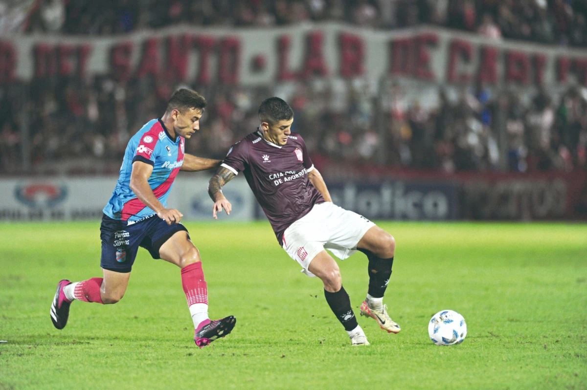 Nahuel Banegas sigue generando peligro al área rival. 