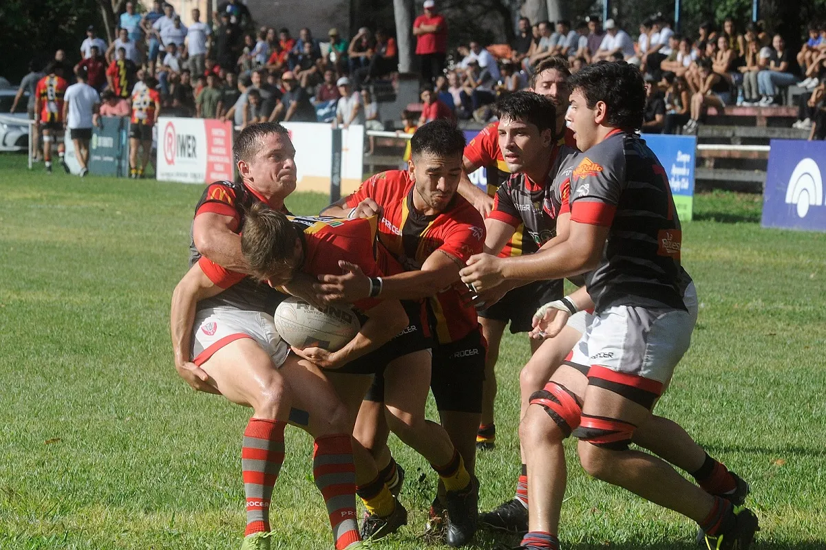 BATALLA. El clásico entre Lince y Cardenales fue intenso en los puntos de contacto.