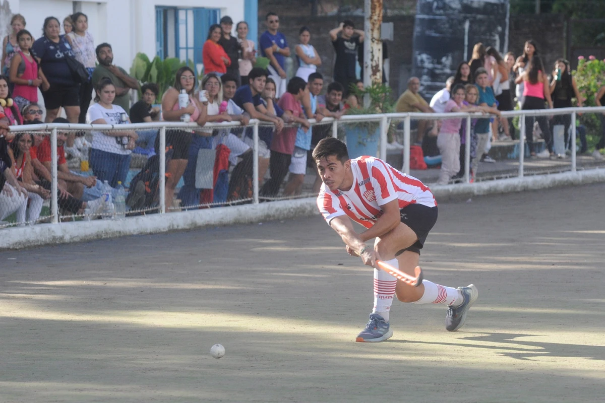 CONCURRENCIA. Ignacio Cajal impacta la bocha en una de las bandas. Una buena cantidad de público presenció el partido. FOTO DE ANTONIO FERRONI