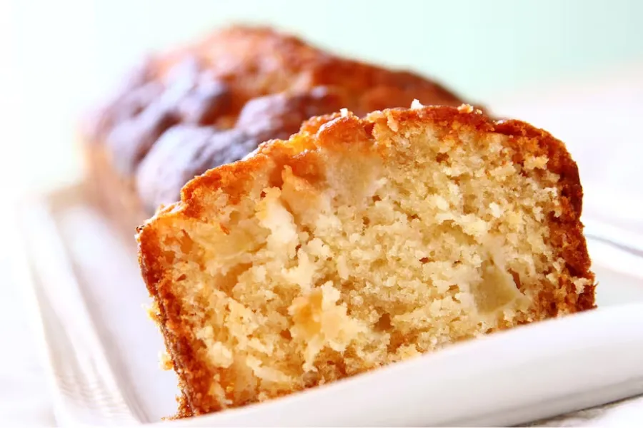 Budín de manzana sin harinas: cómo preparar este postre de sólo tres ingredientes y rico en proteínas