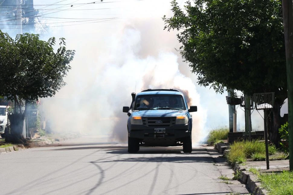 OPERATIVO. Ante la presencia de casos de dengue, las autoridades sanitarias ordenaron fumigar y descacharrar la zona de 25 de Mayo y Venezuela. la gaceta / fotos de analia jaramillo