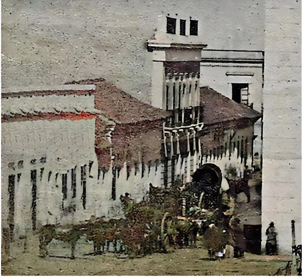 UN REGISTRO HISTÓRICO. Una vieja imagen de la casona de Congreso primera cuadra, que fue demolida.