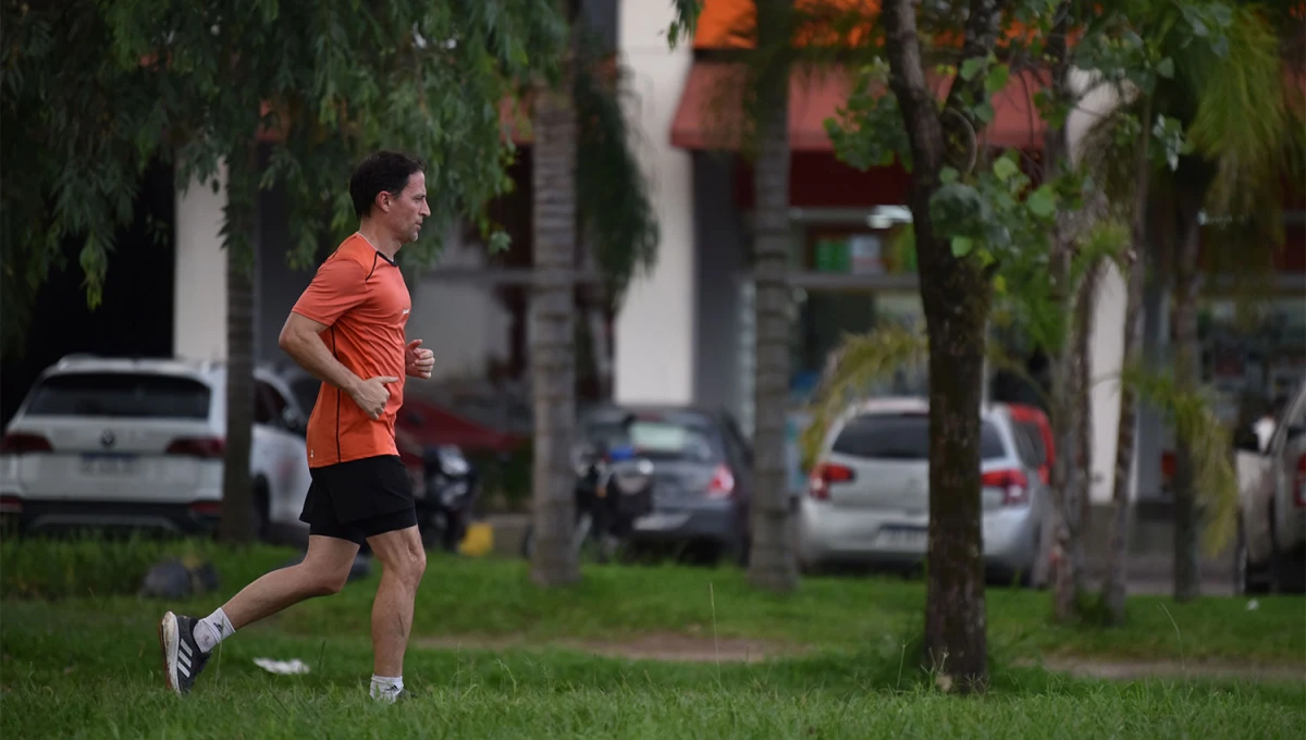 CUENTA REGRESIVA. El pronóstico del SMN anuncia el ingreso de un frente que provocará lluvias y derrumbará la temperatura. 