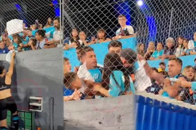 ¡Insólito! Un jugador de Racing regaló su camiseta a un hincha y se armó una pelea en la tribuna