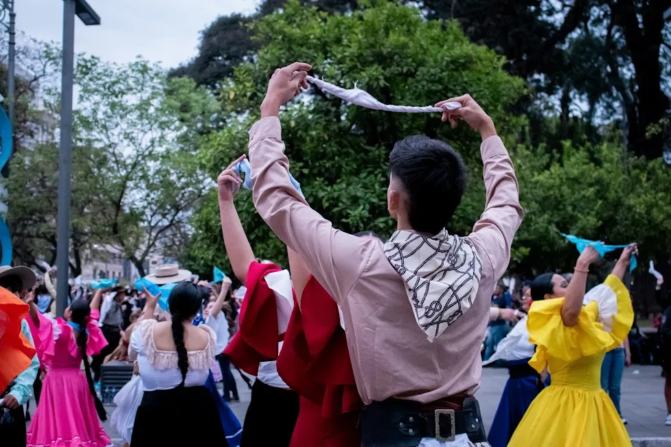 Dictarán un taller de folklore para adultos y clases de danzas urbanas