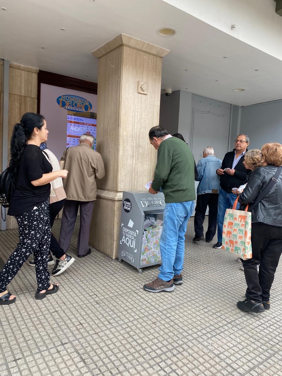 INTERÉS CRECIENTE. Quienes quieran participar del sorteo del auto podrán depositar tarjetas hasta las 11.