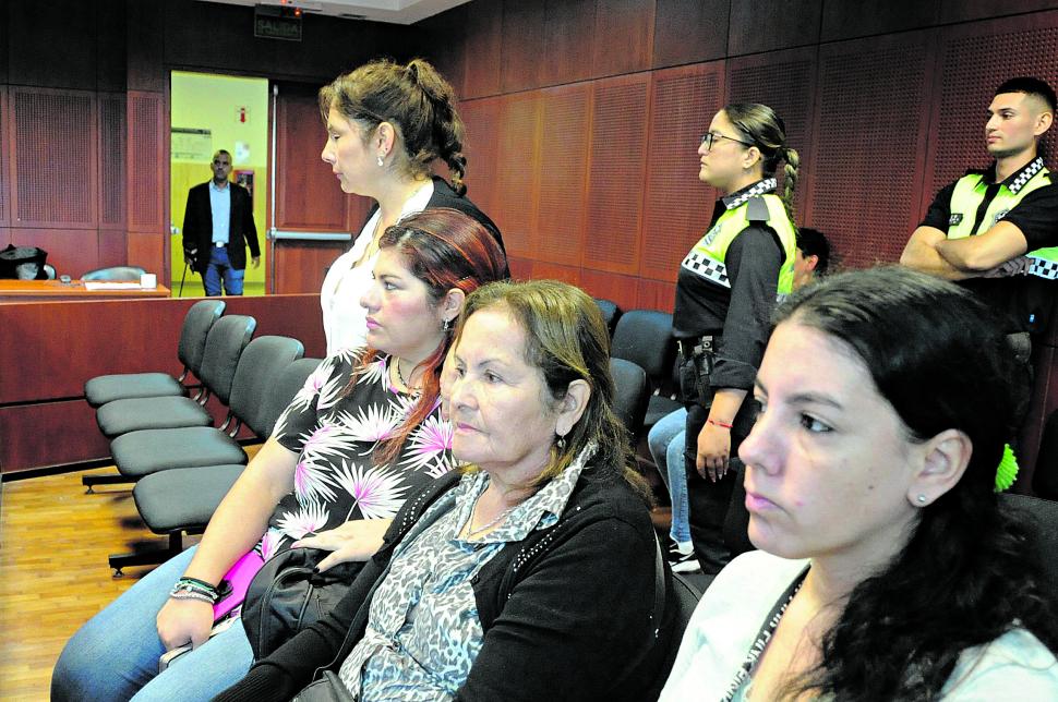 FAMILIA DE LA VÍCTIMA. Mirtha, la madre de Ramón, y sus hermanas, María y Norma, escucharon atentas la primera audiencia.