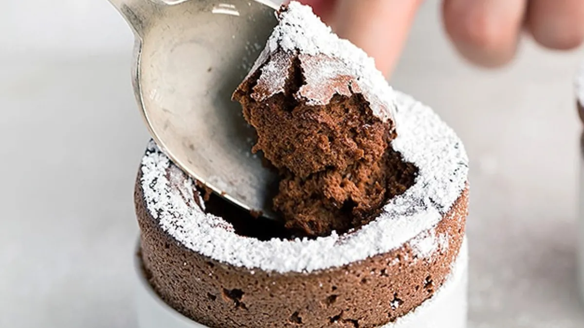 Sin harina ni azúcar: cómo hacer la torta soufflé de chocolate saludable