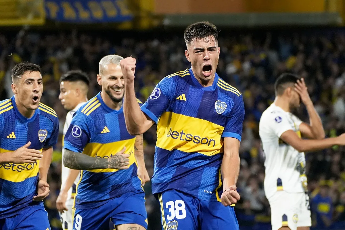 EUFÓRICO. Aaron Anselmino festeja su primer gol con la camiseta de Boca; sobre el final se retiró lesionado. Foto Cabj.