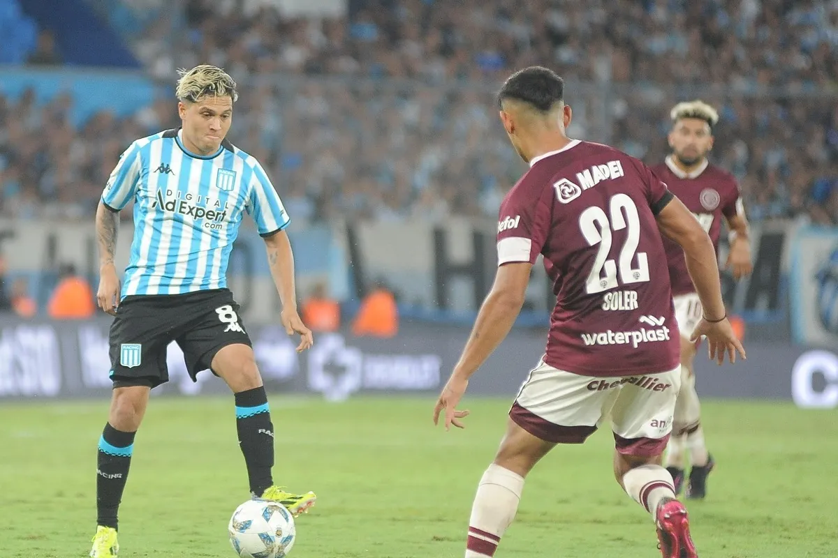 PELOTA DOMINADA. Juan Fernando Quintero se destacó en el último partido de Racing contra Lanús, por la Copa de la Liga. 