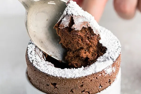 Postre saludable: así se hace la torta soufflé de chocolate sin harina ni azúcar