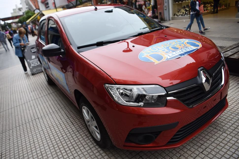 ESPERA A SU DUEÑO. El flamante Renault Sandero Life 1.6 0 Km se exhibe en la puerta de LA GACETA.