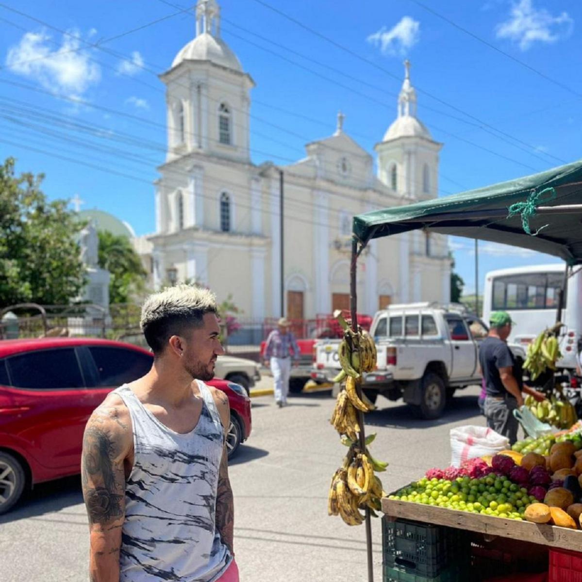 MODO TURISTA. Abel Méndez posa adelante de la Catedral, ubicada en Estelí, ciudad de Nicaragua.