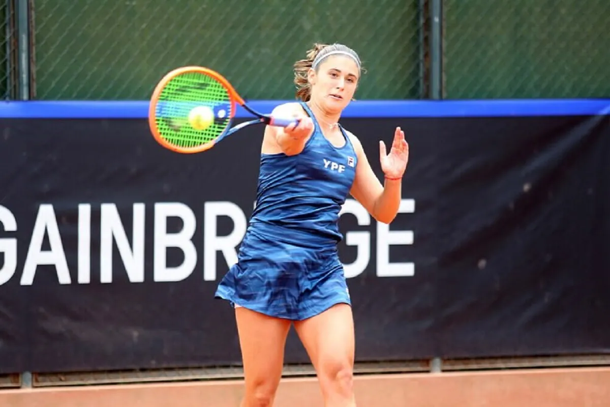 EN ACCIÓN. Lourdes Carlé junto a Julieta Estable derrotaron a la dupla compuesta por Andrade y Camila Romero, por 6-1 y 6-2.