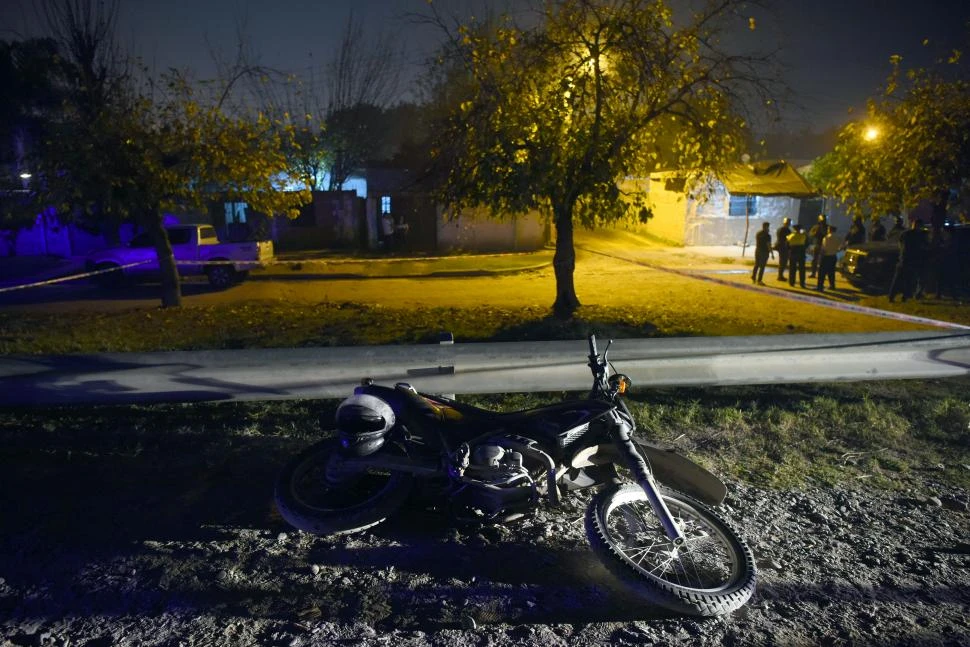 SIN NAFTA. Un perito confirmó que la víctima fue sorprendido cuando empujaba la moto por la ruta. 