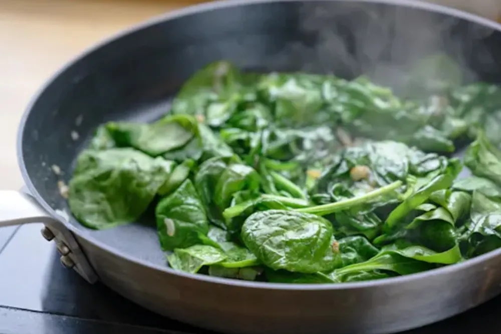 Cómo es manera correcta de comer espinacas para aumentar la masa muscular, según la ciencia