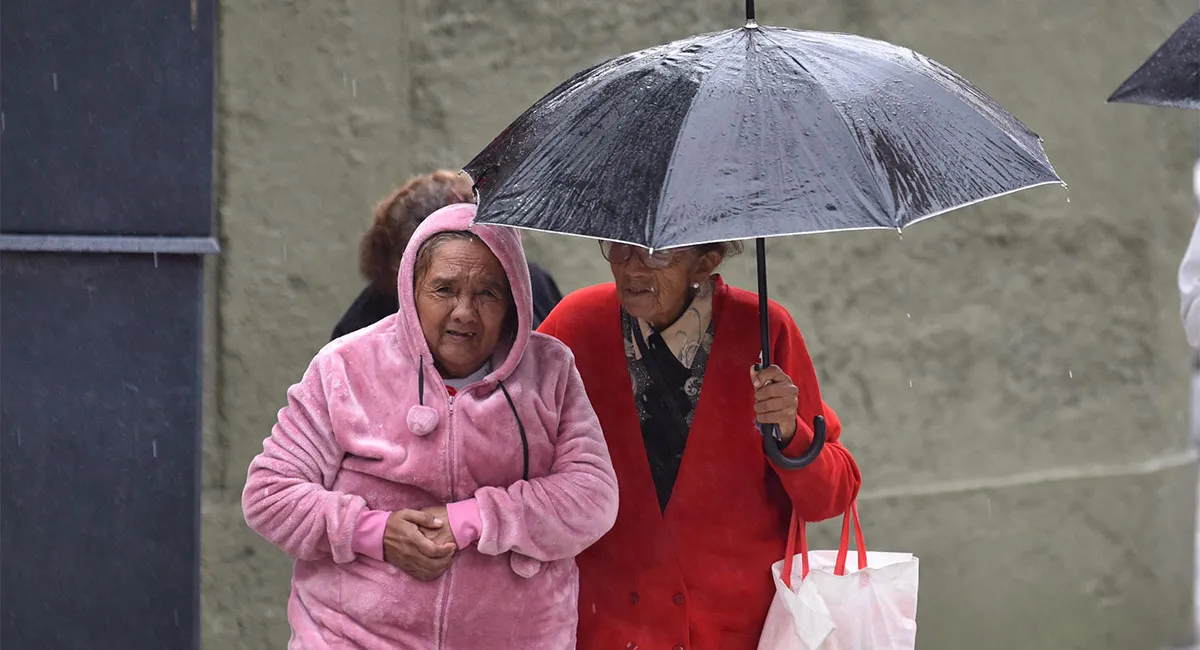 ABRIGO Y PARAGUAS. Las tucumanas, poco a poco, comienzan a buscar ropa más otoñal.