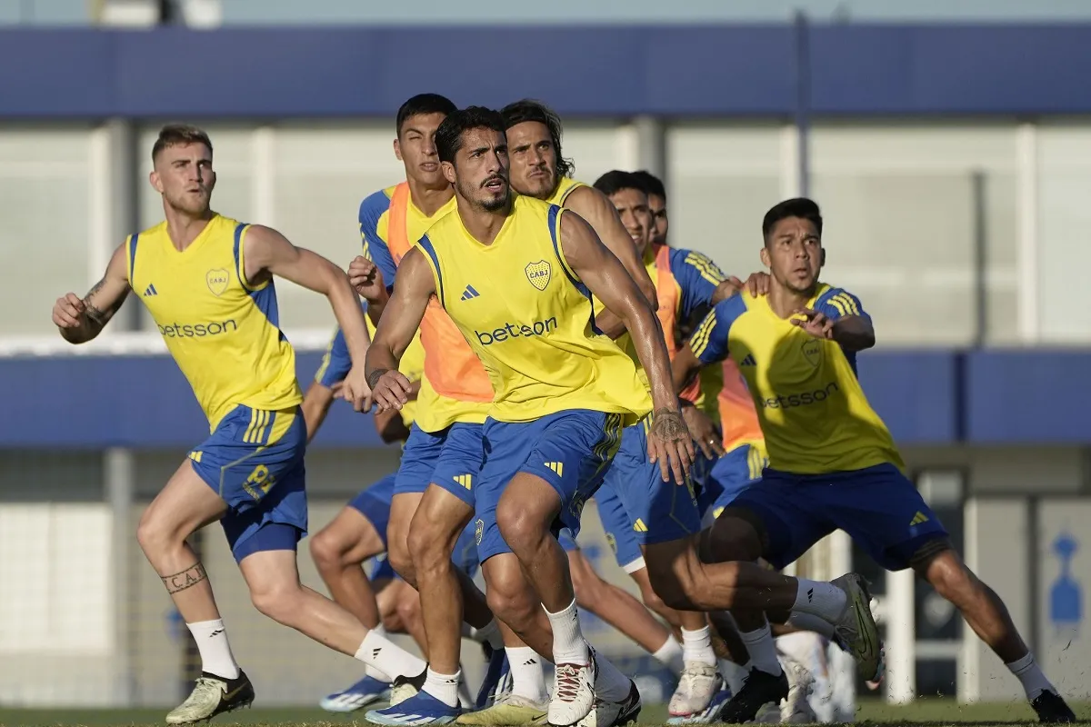 ENFOCADOS. En el plantel xeneize no piensan en otro resultado que no sea la victoria contra Estudiantes. Foto tomada de X.