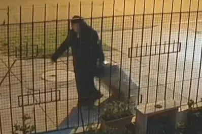 Video: descubren a una monja trasladando el cuerpo de una mujer en una valija