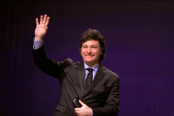 Milei se reúne con Musk y probará un avión caza