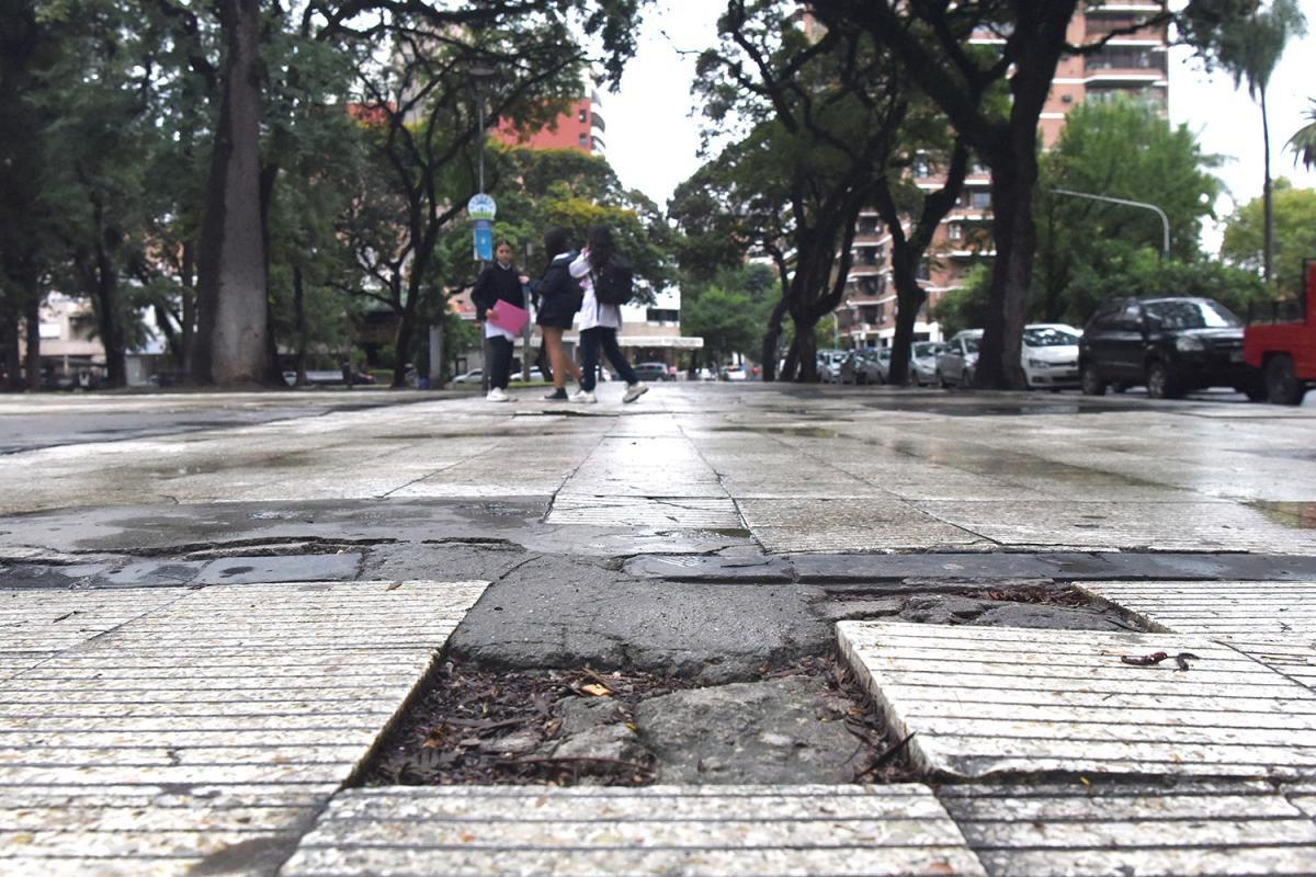 PLAZA URQUIZA. Las veredas rotas entristecen este lindo espacio verde.