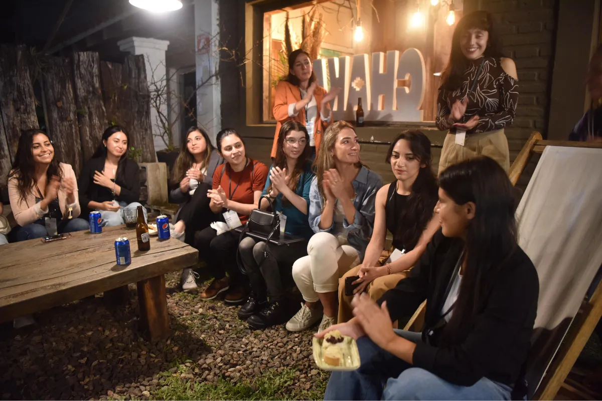 Un “campamento” prepara a chicas tucumanas para romper el techo de la tecnología