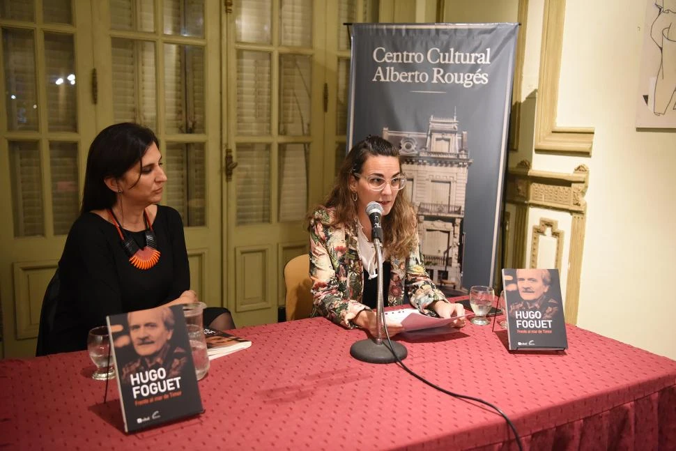 EL ANÁLISIS. Diserta Isabael Aráoz, Doctora en Letras y estudiosa de Foguet. A su lado, Martínez Zuccardi. 