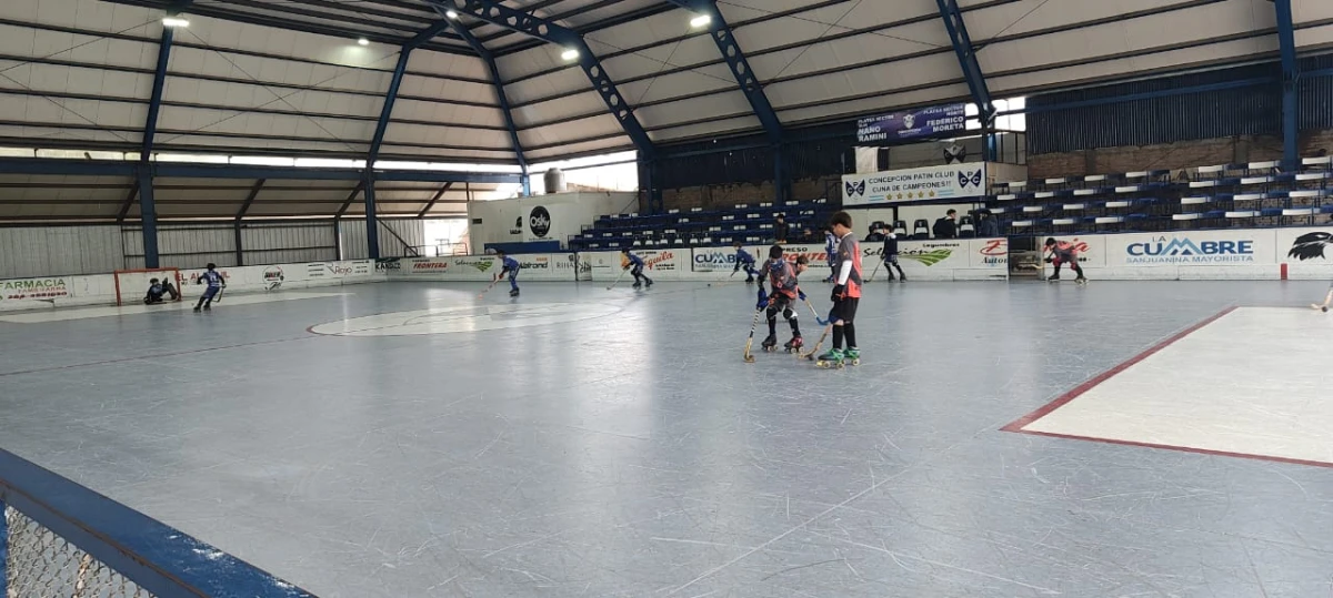 En San Juan común ver a niños con sus bolsos para trasladar los sticks y los rollers.