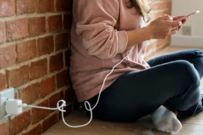 ¿Cuáles son los riegos de usar el celular mientras se carga?