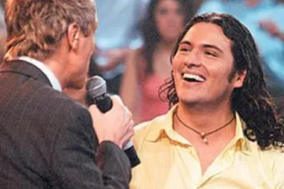 Hace 19 años ganó Operación Triunfo, ahora es concejal y se autohomenajeó durante la sesión