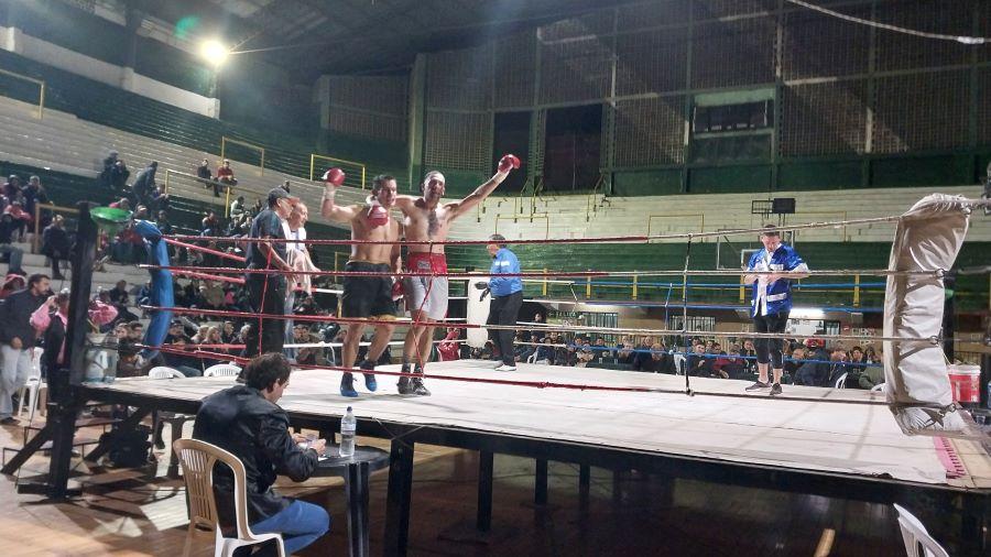 GRAN PELEA. Alegre y Chaparro reciben el cariño del público. La pelea de semifondo de la velada fue intensa. (FOTO DE MARIANA APUD)