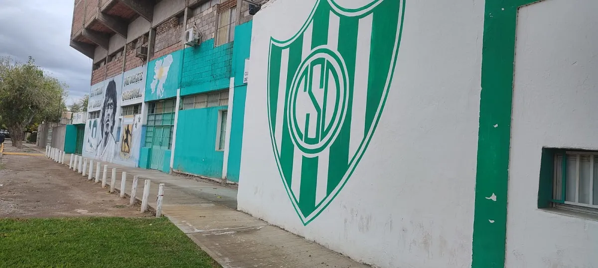 MALA SITUACIÓN. A pesar de que en 2011 logró el ascenso a la Primera Nacional, Desamparados pagó caro las malas decisioneñs de sus dirigentes y terminó cayendo al fútbol provincial en 2022. Foto de Benjamín Papaterra/LA GACETA.