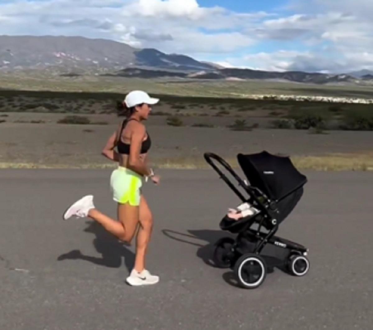 PURA VELOCIDAD. Casetta entrena su velocidad y también traslada el 'cochecito' en el que lleva a su hija Lina. 