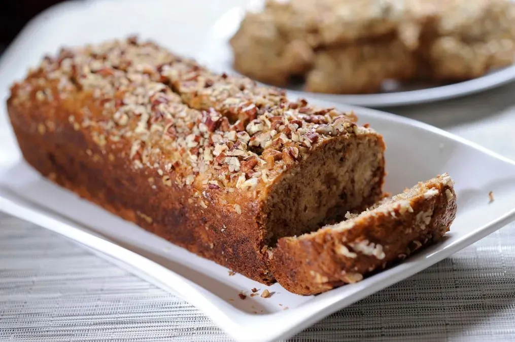 Bizcochuelo de banana y avena: cómo preparar esta receta sin harinas y sin azúcar, ideal para tus meriendas