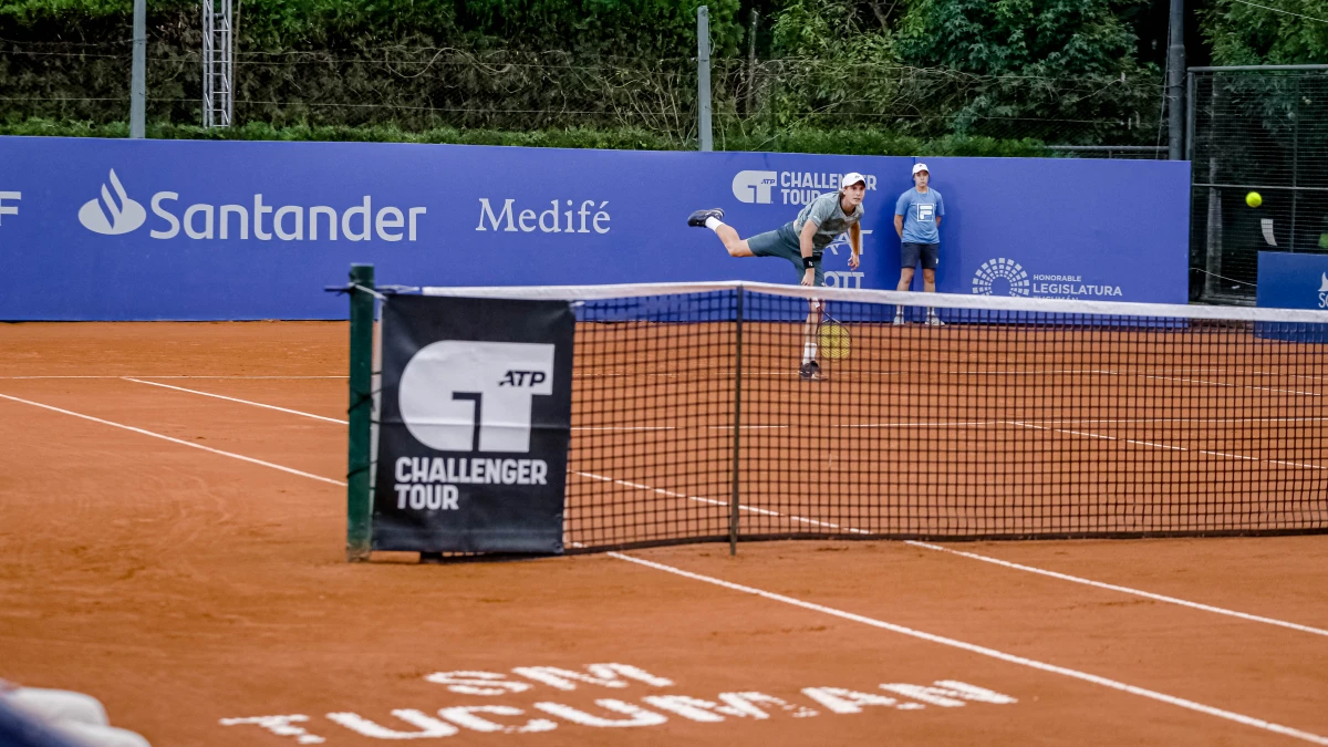 FIRME. Lautaro Midón debutó con un sólido triunfo en Lawn Tennis.