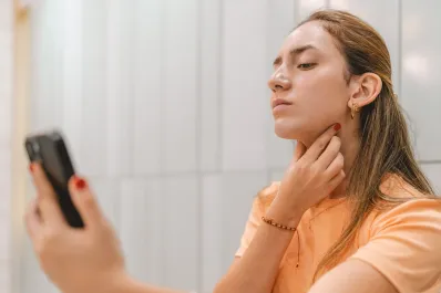 Ocho ejercicios faciales que pueden ayudar a reducir la papada y mejorar el perfil del rostro