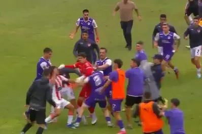 Video: trompadas, patadas y empujones en Sporting-River del fútbol uruguayo