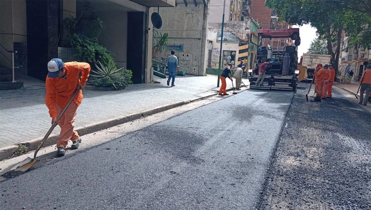 EN BARRIO NORTE. Los operarios de la municipalidad trabajaron ayer en calle Monteagudo y hoy lo harán sobre Balcarce al 700.