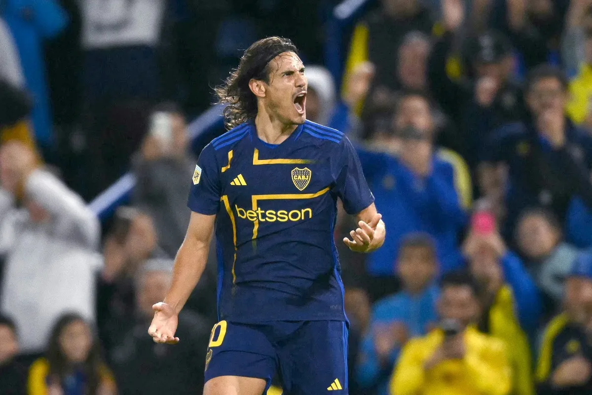 GOLAZO. Cavani resolvió un panorama complicado para Boca con una gran definición a contrapierna en el primer tiempo.