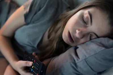 Dormir con la tele encendida: ¿cuáles son los dos riesgos poco conocidos?