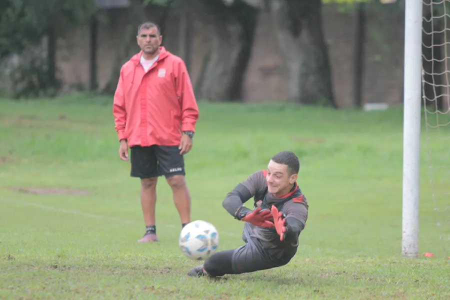 MÁXIMA SEGURIDAD. Darío Sand es uno de los puntos más altos del equipo que dirige Diego Flores.