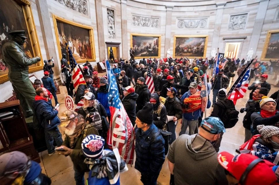 INVASIÓN. Miles de “trumpistas” se metieron a la fuerza en el Congreso.  