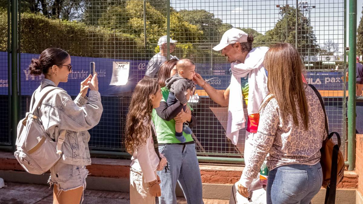 Collarini alzando a su hijo Benicio, y quien los graba es Delfina, su pareja. 