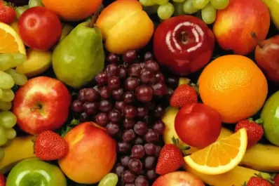 ¿Cuáles son las frutas que se deben evitar por la noche y por qué?