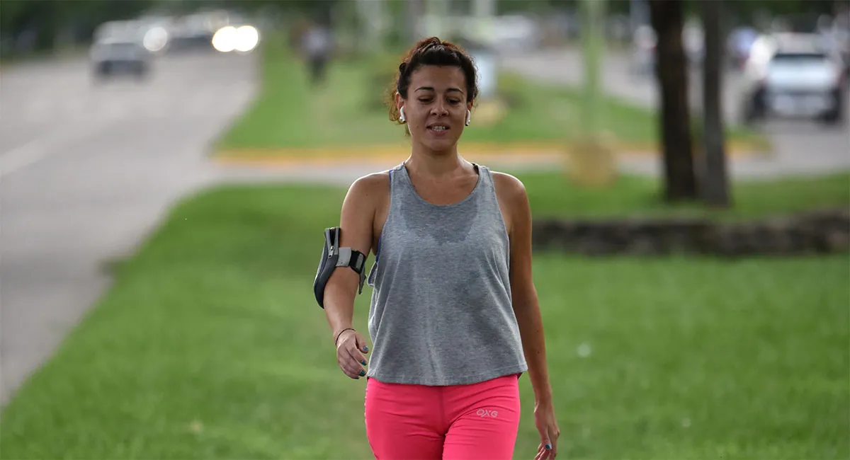 ENTRENAMIENTO. El estado del tiempo del viernes permitirá a las tucumanas y tucumanos de disfrutar de actividades físicas al aire libre. 