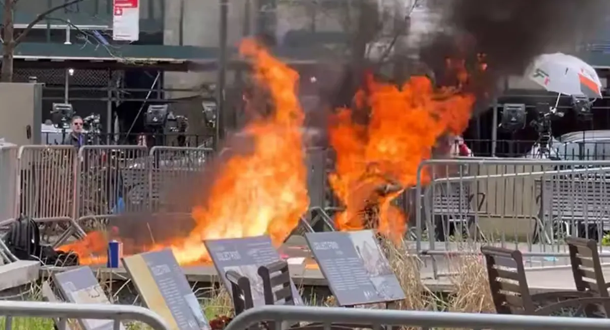 ESTADOS UNIDOS. El hombre se prendió fuego afuera de la Corte. FOTO TOMADA DE LANACION.COM.AR.